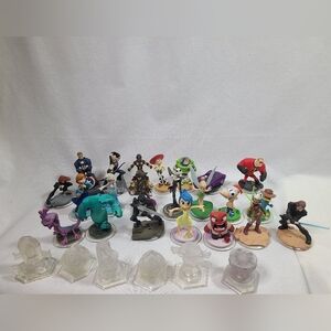 Large Disney Infinity Disney 22 Figures and 6 crystals lot